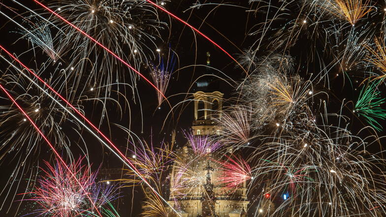 So wie 2019 kannte man die Altstadt in der Silvesternacht: Viele Menschen lassen dann viele Feuerwerkskörper in den Himmel steigen, um das neue Jahr zu begrüßen. Doch mitunter gehe es dort zu "wie im Krieg", sagt Ronny Geißler aus eigener Erfahrung.