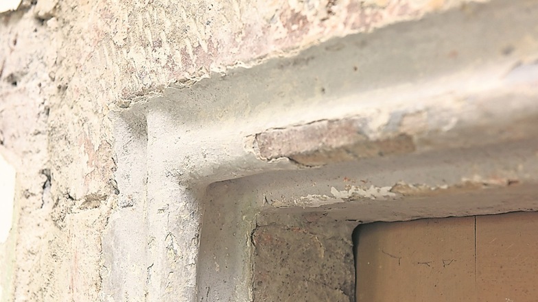 Eine spätgotische Tür: Die Gestaltung dieser Ecke aus Sandstein ist typisch spätgotisch. Bei Abbrucharbeiten wurde diese alte Türe in Naundorf entdeckt. (Fotos: Egbert Kamprath)
