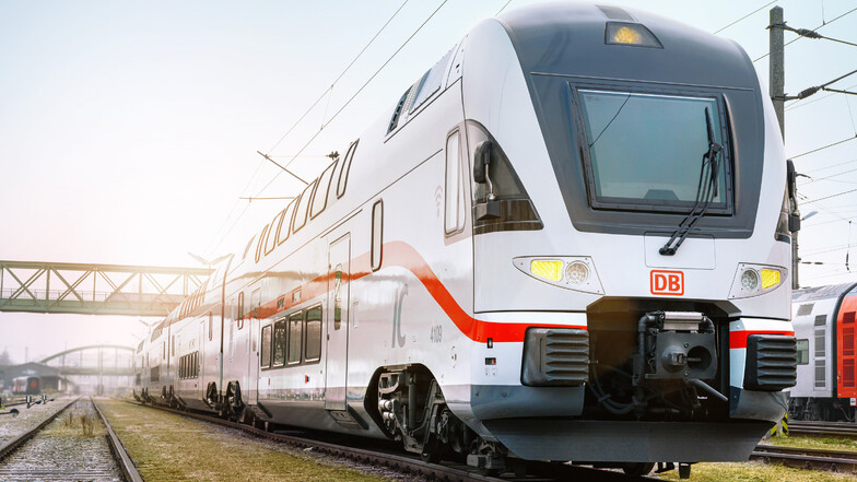 Frisch lackiert: Die umgerüsteten Doppelstockzüge für die neue Intercity-Linie zwischen Dresden und Rostock kommen ab 8. März zum Einsatz. Die Bahn hat die elektrischen Triebzüge von der österreichischen Westbahn übernommen und aufgehübscht.