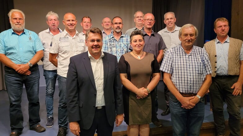 Die Hälfte der Vertreter des Hohnsteiner Stadtrates ist neu. Hier beim Gruppenfoto mit Bürgermeister Daniel Brade (vorn links).