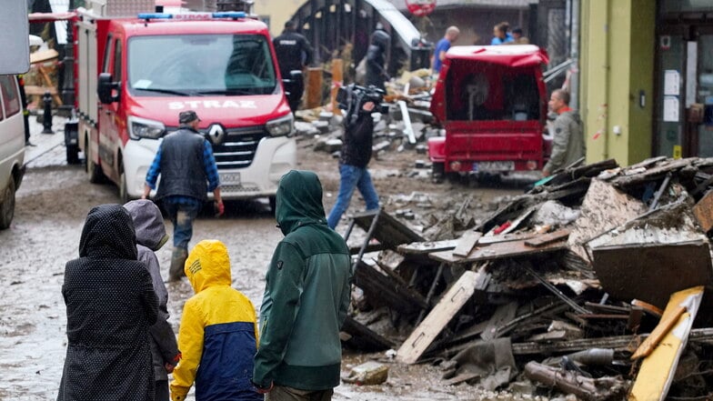 Klodzko (Glatz): Nach dem Hochwasser beginnen die Aufräumarbeiten.