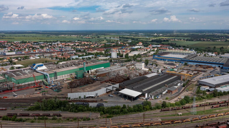 Das Stahlwerksgelände in Riesa-Gröba ist schon jetzt groß. In den kommenden Jahren sollen neue Anlagen gebaut werden.