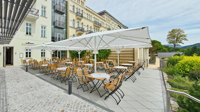 Der Imbiss startet im Sommergarten des Hotels Elbresidenz.