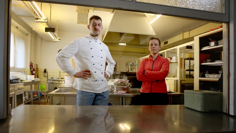 Ronny Endres und Katja Blüthgen sind verärgert, weil sie ihre Schulküche in Schwepnitz möglicherweise schließen müssen.