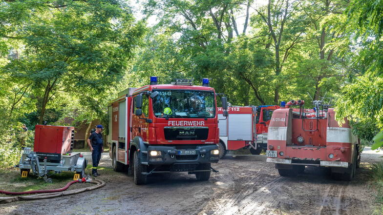 Einsatzfahrzeuge nehmen Löschwasser aus einem Brunnen auf: Seit Tagen kämpft die Feuerwehr gegen den Waldbrand.
