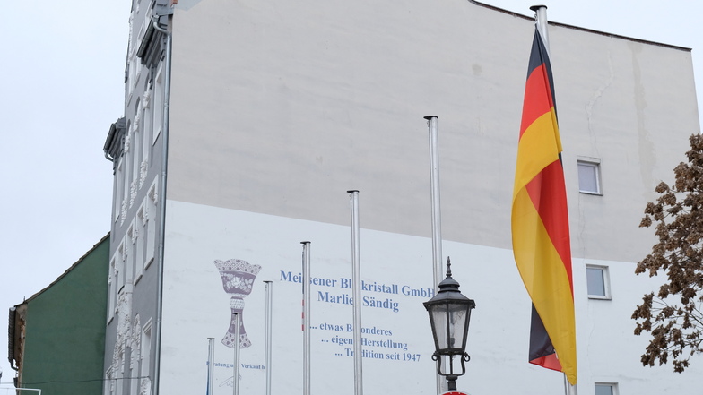 Von den sieben Flaggen hängt seit dem Wochenende nur noch eine. Die deutsche Fahne steht für Meißens Partnerstadt Fellbach im baden-württembergischen Rems-Murr-Kreis.