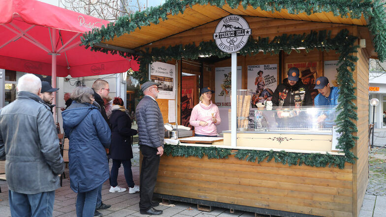Viele Dresdner probierten das Eis - auch wenn gleichzeitig überall die Weihnachtsmärkte eröffnet haben. 