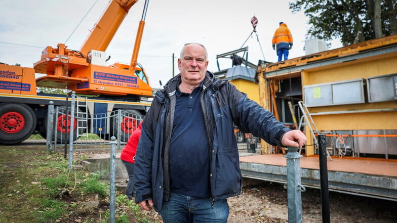 Jens Bauermeister hat sich die Regenjacke übers dicke Fell gezogen. Obwohl der Einsatz der beiden Kräne fünfstellig zu Buche schlägt, behält der Betreiber des Fährgartens seine gute Laune.