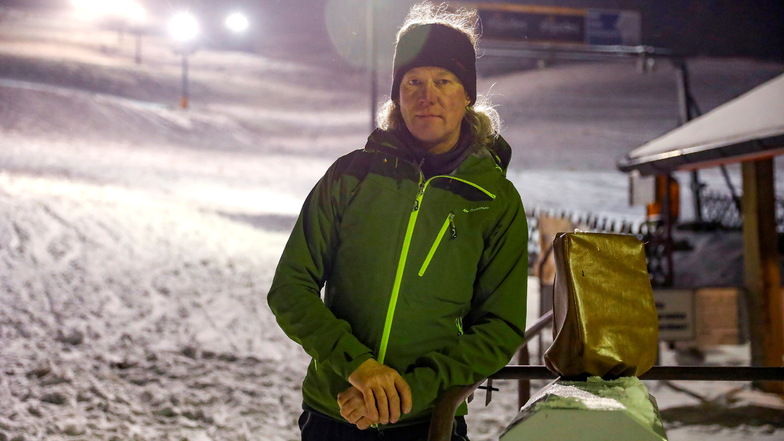 Frank Hirschmann stand am Sonntag stellvertretend für den Alpinen Skiverein Lausche am hellerleuchteten Skilift, um zu protestieren, weil die Lifte nicht geöffnet werden dürfen.