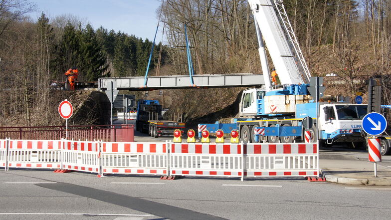 Die Bahnbrücke der Schmalspurbahn in Obercarsdorf ist wieder an ihrem Platz.