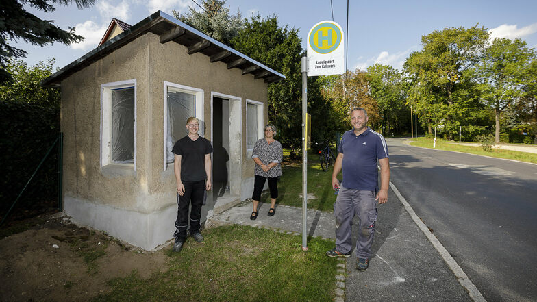 Mario Conrad, Heike Richter und Ronny Morche (v.l.) stehen vor dem Bushäuschen „Zum Kalkwerk“ in Ludwigsdorf. Sie gestalten es zusammen mit weiteren ehrenamtlichen Helfern neu.