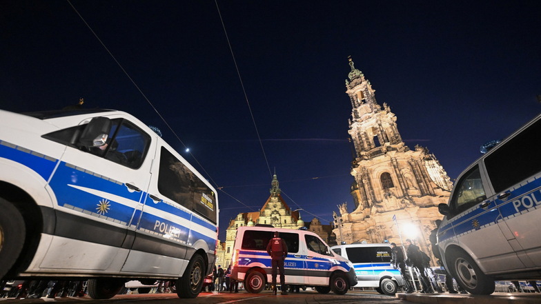 Weihnachtsstimmung sieht anders aus: Polizeiautos stehen auf der Augustusbrücke vor der Hofkirche.