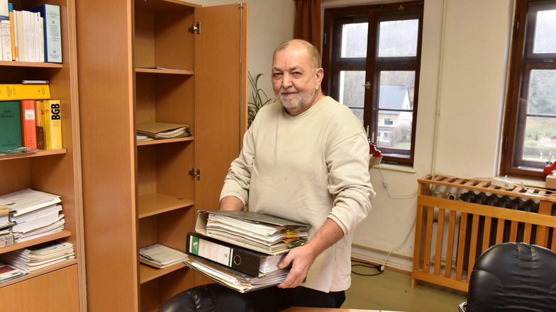 Noch-Bürgermeister Reinhard Pitsch räumt seinen Schreibtisch im Gemeindeamt
für seinen Nachfolger.