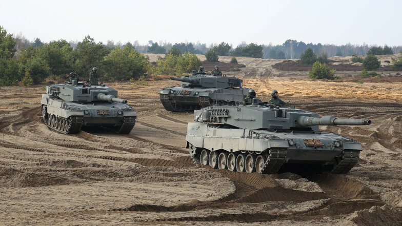 Nächste Woche kommen Panzer aus Vorpommern auf den Truppenübungsplatz Oberlausitz; hier sind Fahrzeuge der Armee von Singapur bei einer Übung zu sehen.