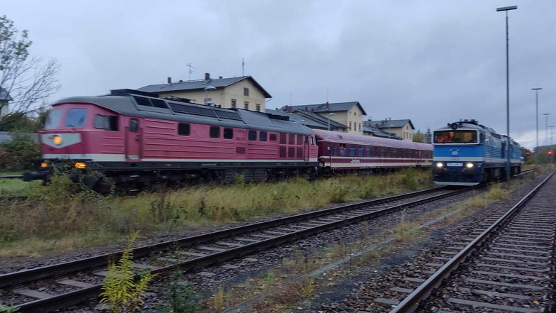 Zwei Oldi-Loks in Ebersbach am Bahnhof: die "Ludmilla" (links) zog den 500 Meter langen Zug bis Ebersbach, zwei "Taucherbrillen" aus Tschechien brachten ihn weiter nach Prag.