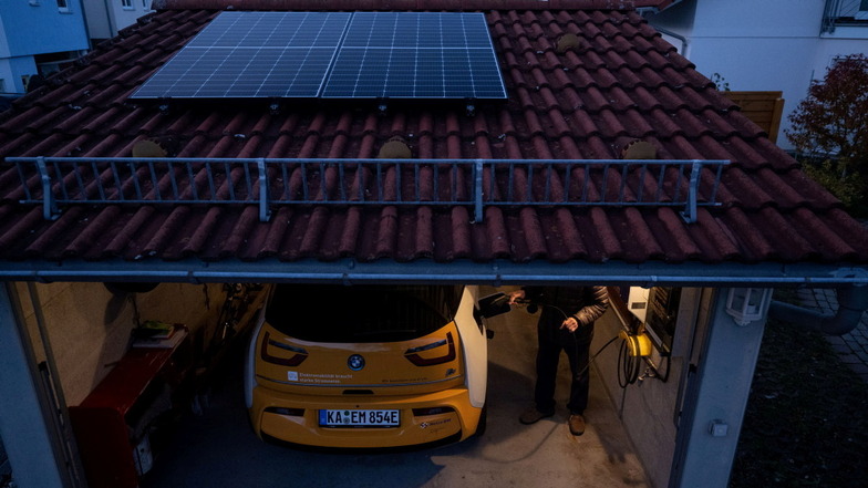 Private Photovoltaik und Wallbox in der Garage: Für das Gefühl „Ich verfahre meinen eigenen Strom“ treffen manche Hausbesitzer eine wirtschaftlich fragwürdige Entscheidung.