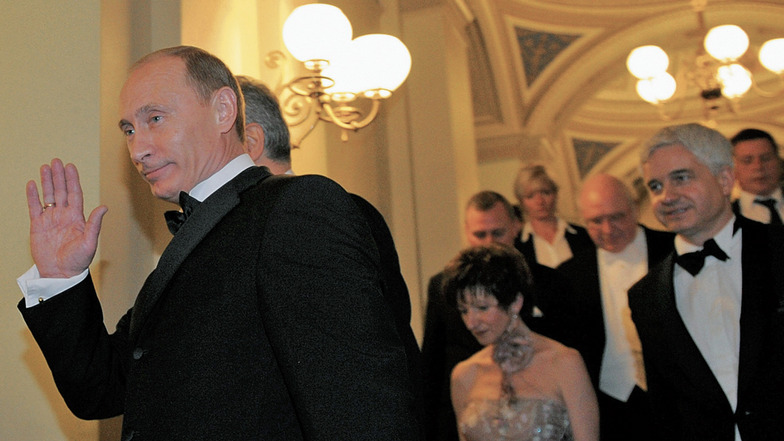 Russlands Präsident Wladimir Putin (l.) und  Semperoperball-Chef Hans-Joachim Frey (2.v.r.) beim Ball im Jahr 2009.