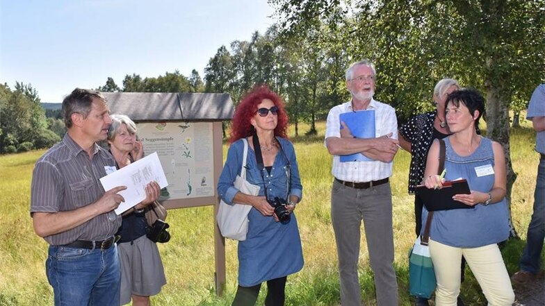 Ortschef Rümmler (li.) erklärt der Jury unter dem Vorsitz von Katrin Hentschel (Mitte) die Besonderheiten des Naturschutzgebietes Weißeritzwiesen.