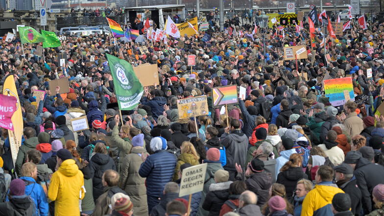 Bundesweit finden seit Beginn des Jahres zahlreiche Demonstrationen für Demokratie und gegen ein Erstarken des Rechtsextremismus statt - so wie hier im Februar in Dresden.