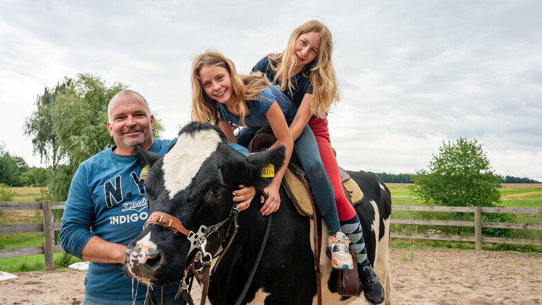 Am 15. September können sich Kinder darauf freuen, auf Reitkuh Annabelle vom Geringswalder Pferdehof Pierre Fritzsche eine Runde zu drehen. Lina und Kira macht das Spaß.