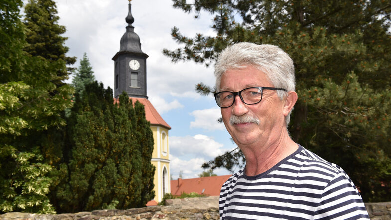 Ortsvorsteher Dietmar Freund vor der Kesselsdorfer Kirche.