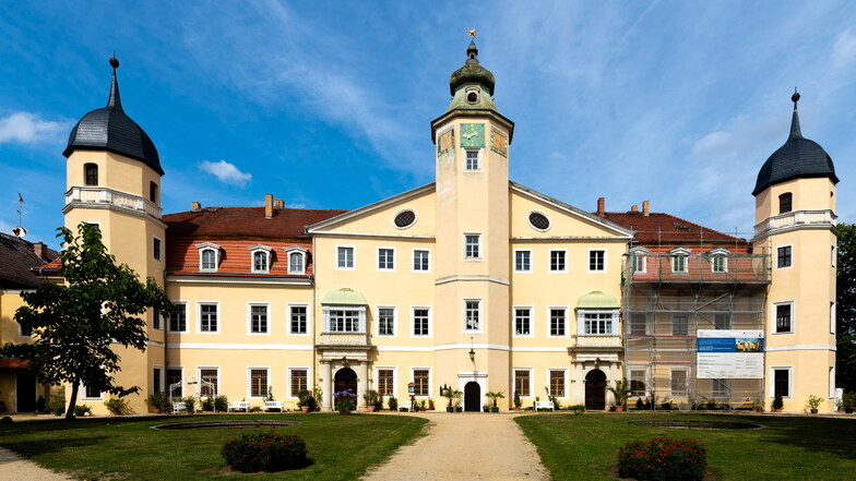 Das Schloss Hermsdorf wird jetzt weihnachtlich geschmückt und erwartet Gäste am Wochenende.