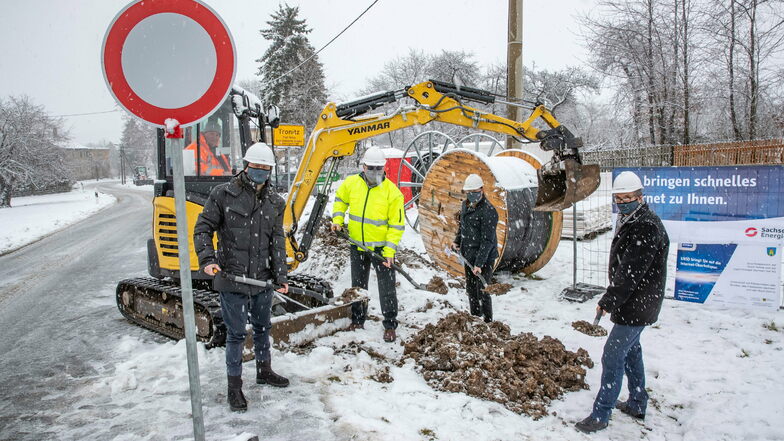Im Schnee, mit Mundschutz und Schaufel in der Hand sind Dohnas Bürgermeister der Sachsen-Gigabit-Chef sowie die Leiter von IB Bauplan und Sachsenenergie kaum zu erkennen. Die Dohnaer sollen die Folgen ihres Bündnisses aber bald spüren.