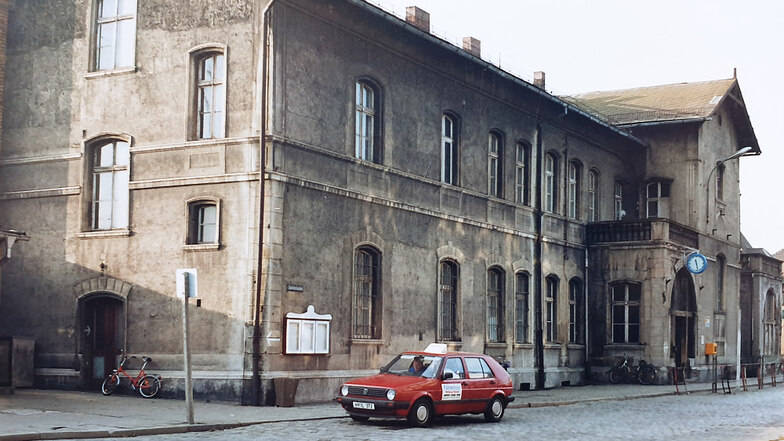 Diese rund 30 Jahre alte Aufnahme des Hoyerswerdaer Bahnhofsgebäudes wird beim Bahnhofsfest in einer Woche auch zu sehen sein.