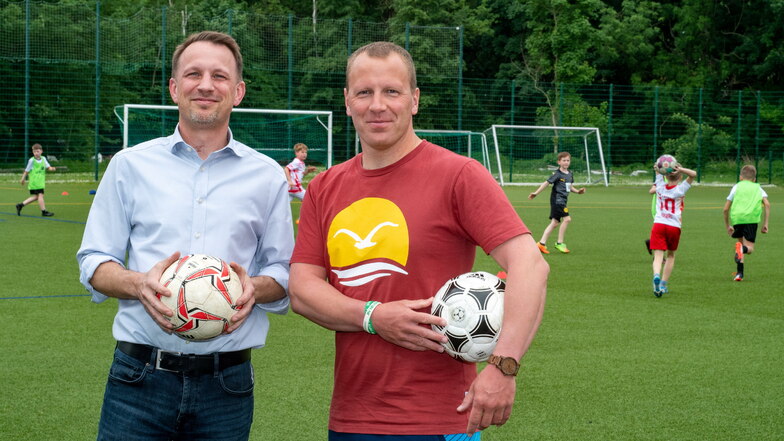 Daniel Grönitz (rechts) ist von Vereinspräsident Thomas Kolbe als neuer Leiter des Döbelner Nachwuchszentrums begrüßt worden.