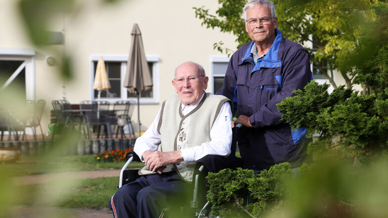 Christian Werner (rechts) vom Wacker-Blasorchester Nünchritz besucht gern Heinz Müller (92), das einzig noch lebende Gründungsmitglied des Ensembles.