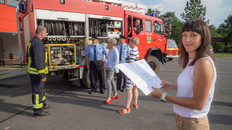 Claudia Hense ist in der Stadtverwaltung Rothenburg zuständig für die Beschaffung neuer Feuerwehrtechnik. Die Lodenauer Kameraden konnten jetzt vom Landkreis einen Fördermittelbescheid in Empfang nehmen.