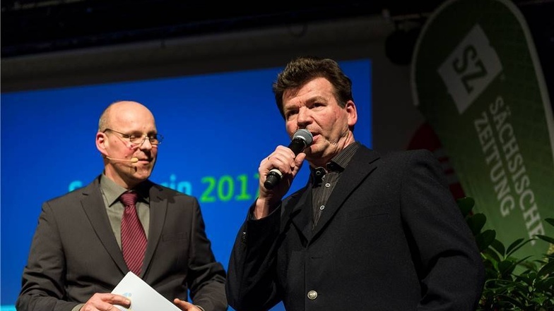 Laudator  Frank Treue, Redaktionsgeschäftsführer der SZ (rechts), verkündet die Siegerin.