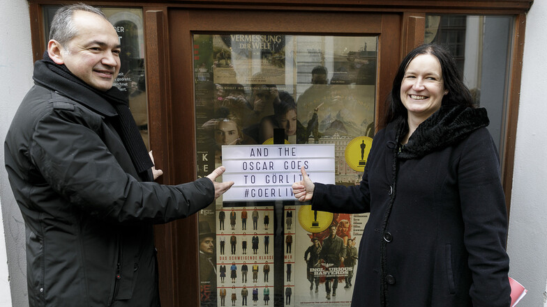 Schon einige Görliwood-Produktionen haben Oscars geholt. OB Octavian Ursu und EGZ-Geschäftsführerin Andrea Behr zeigen das entsprechende Schaufenster am Braunen Hirsch.