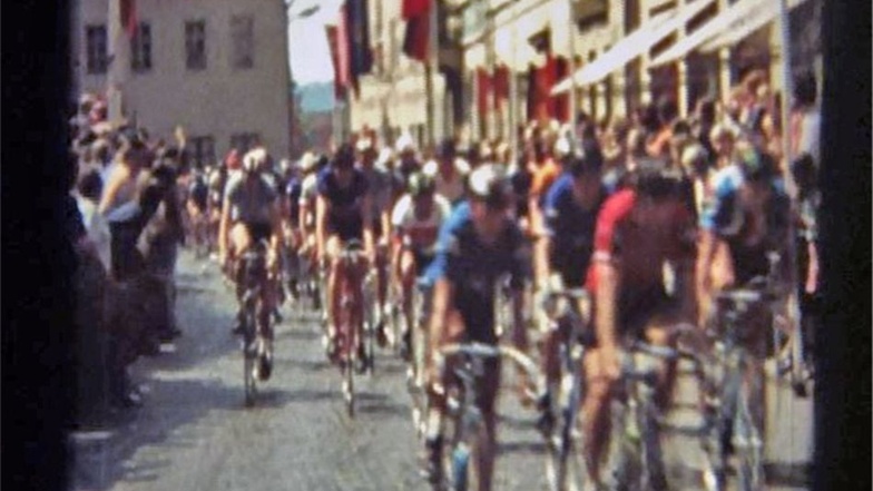 Ein Tross von Rennradlern rollt durch Bad Schandau. In den 1970er-Jahren muss der kurze Film gedreht worden sein.