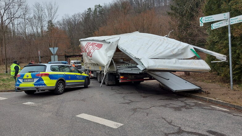 Ein Scania-Sattelzug war am Donnerstagmittag an der Bahnbrücke in Gleisberg hängen geblieben. Am Fahrzeug entstand erheblicher Sachschaden.