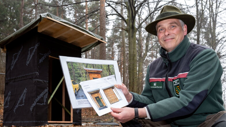 Fast fertig: Uwe Borrmeister, Leiter des Forstbezirkes Neustadt, vor der ersten Waldtoilette in der Sächsischen Schweiz am Papststein.
