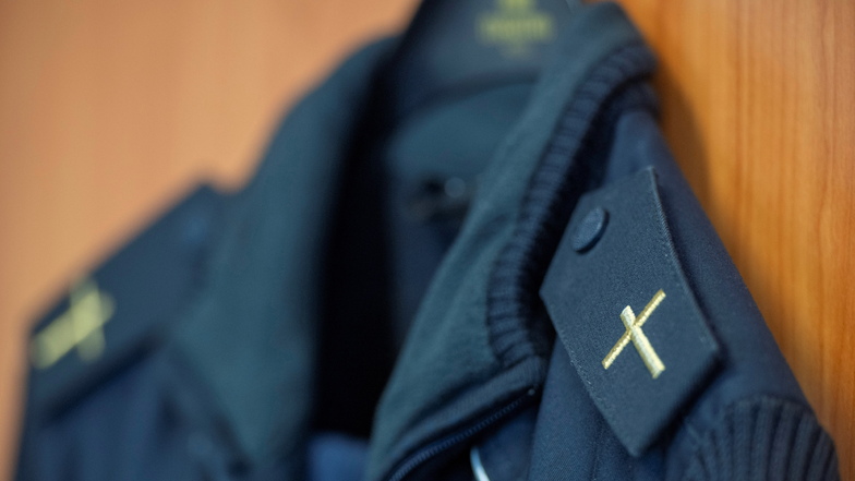 Uniform für einen Pfarrer: Ihr Träger ist Wolfram Schmidt, Seelsorger von über 4.000 Beamten und Angestellten der Bundespolizei in Mitteldeutschland.