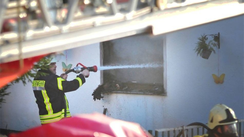 Am Mittwochvormittag sind Feuerwehren aus Priestewitz und Großenhain nach Baselitz gerufen worden. Dort brannte die Küche eines Einfamilienhauses komplett aus. Ursache war eine explodierte Gasflasche.