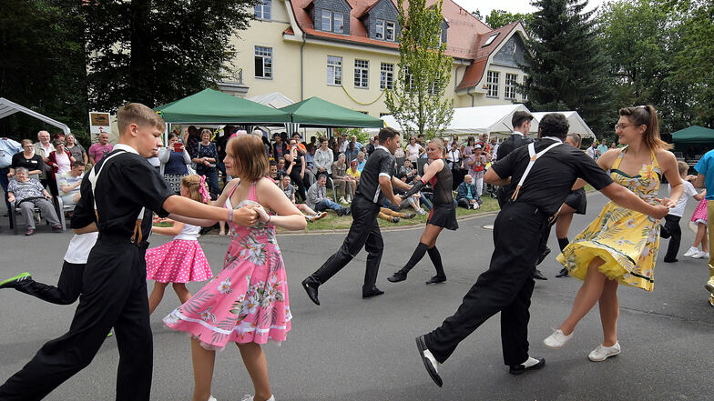 Beim Sommerfest der Wohnstätte Hochweitzschen tanzte die Rock´n Roll-Gruppe „Caddy“ aus Sermuth.