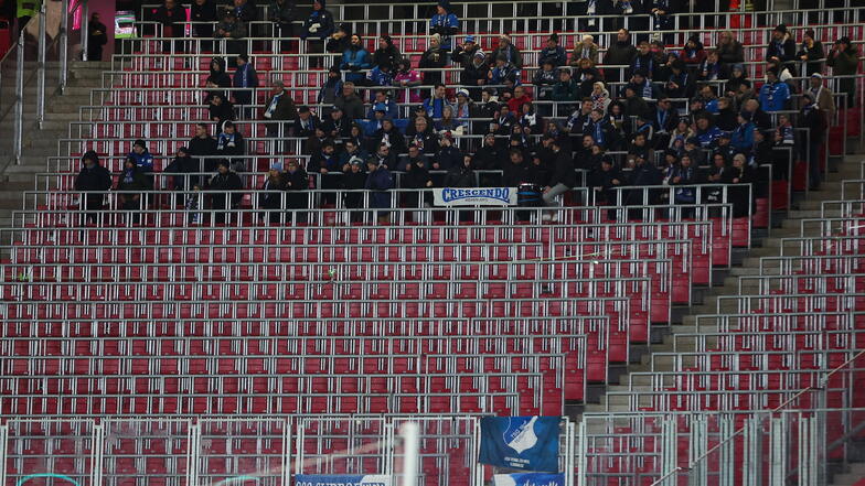 Hoffenheims Fans sitzen auf der Tribüne.