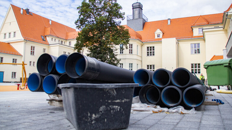 Diese Rohre auf dem Hof der frisch sanierten Grundschule Am Markt in Laubusch werden bis zum Schuljahresbeginn am Montag verschwunden sein.