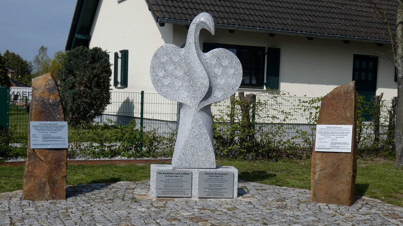 Das Denkmal in der Ortsmitte erinnert an die tragische Geschichte von Caßlau zum Ende des zweiten Weltkriegs.