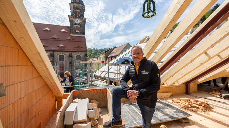 Richtfest am 5. Mai 2023: Jürgen Richter von der GH Projekt AG im Dachgeschoss mit Blick auf die Stadtkirche in Königstein.