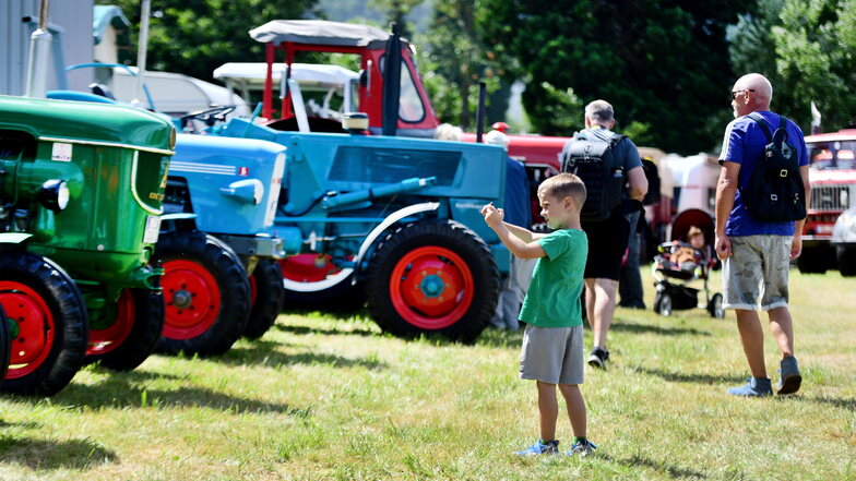 Am Jonsdorfer Bahnhof machte dieser Junge ein Foto von den historischen Traktoren. Aber auch über die IFA Automobilgeschichte war hier viel zu erfahren.