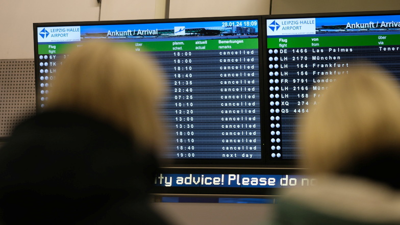 Alles gestrichen: Eine Anzeigetafel im Flughafen Leipzig-Halle zeigt stornierte Flüge an.
