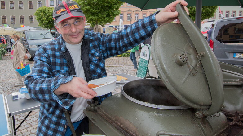 Gerald Bilz aus Oschatz ist mit seiner Suppenküche dabei: Es gibt frische Erbsen- und Kartoffelsuppe to go.