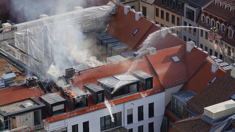In einem noch unbewohnten Wohnhaus an der Landhausstraße in Dresden ist am Montagnachmittag ein Feuer ausgebrochen.