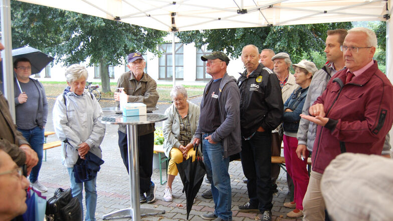 Vom kaputten Radweg bis hin zu Bemühungen um eine Bundeswehransiedlung – viele Fragen hatte Oberbürgermeister Torsten Ruban-Zeh (rechts) zu beantworten.