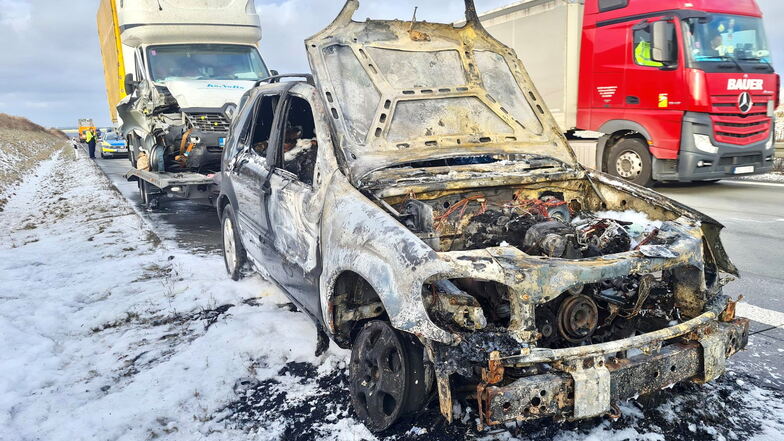 Ein Mercedes brannte am Donnerstag auf der A17 Richtung Prag vollständig aus.