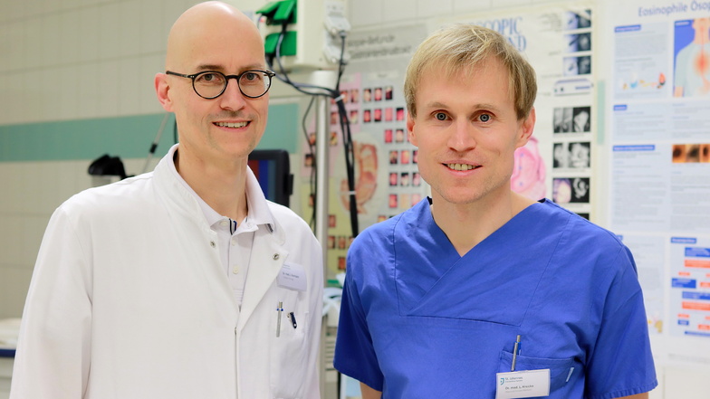 Dr. Johannes Kormann und Dr. Lukas Krsicka informieren im Kamenzer Krankenhaus St. Johannes zum Thema Darmkrebs.